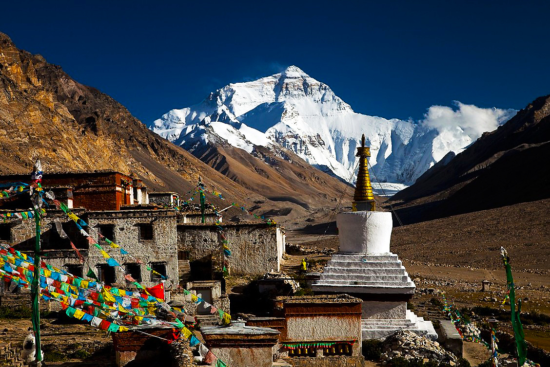 Everest view from Rongbuk monastery.jpg